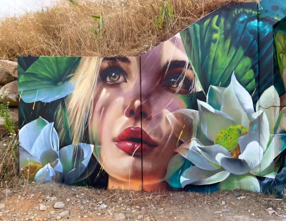 Portrait  féminin regard au ciel et fleurs, œuvre de Karmatheora